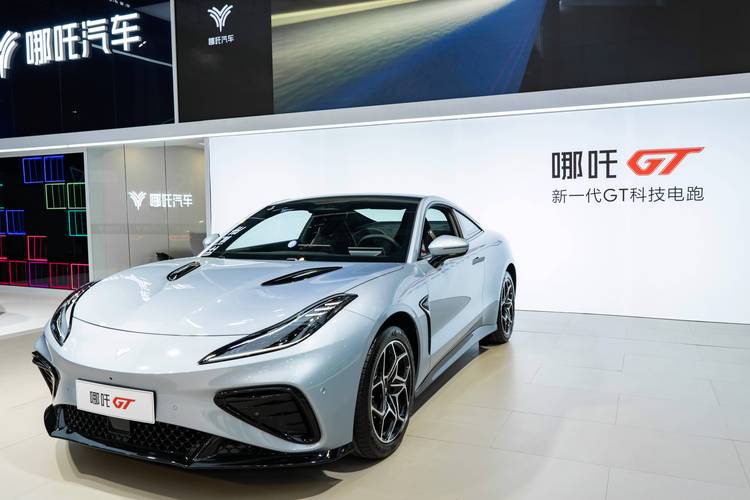 佛山4哪吒汽车在智能汽车领域的表现，领途汽车在新能源汽车市场中的影响力